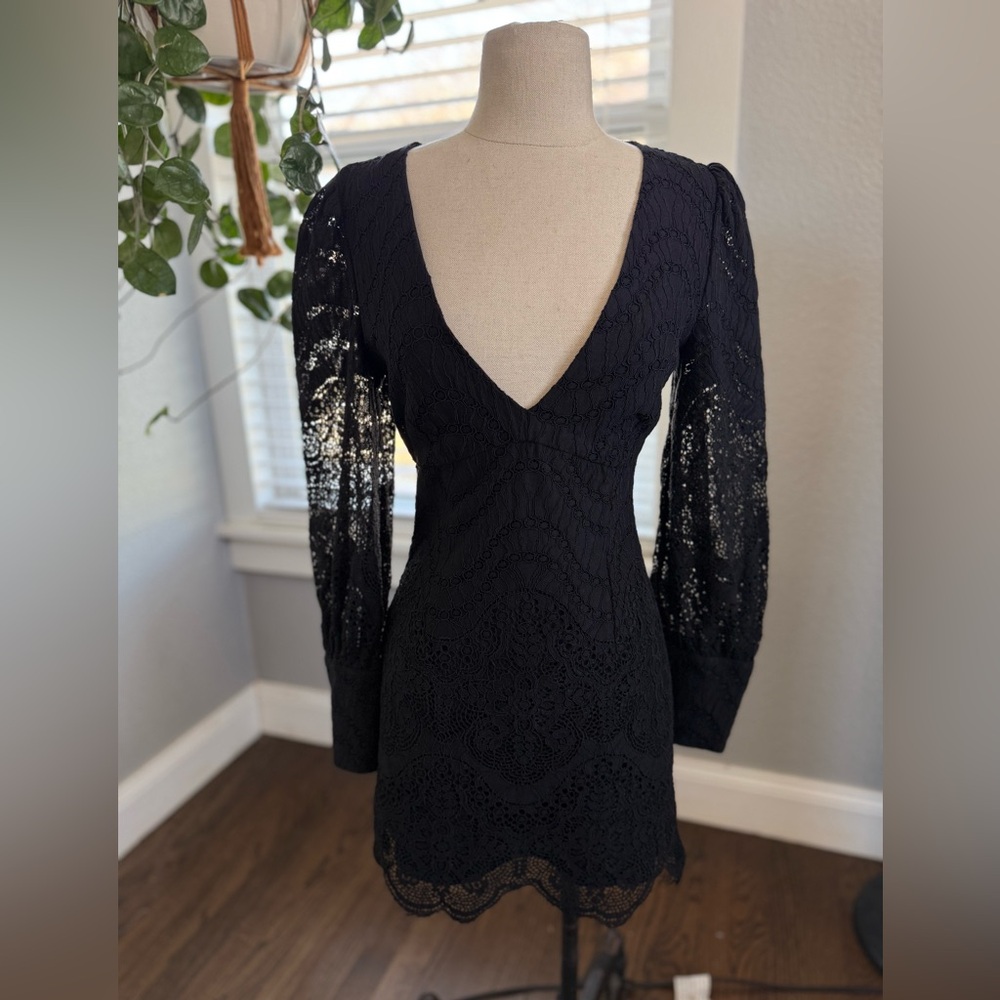 Bardot Plunging V-Neck Lace Mini Dress Size 6 EUC - Picture 4 of 8